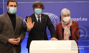 L'expresident de la Generalitat, Carles Puigdemont, ofereix una roda de premsa al costat dels exconsellers Toni Comín  i Clara Ponsatí el dia en què el Parlament Europeu vota a favor de suspendre la immunitat dels tres, a Brussel·les (Bèlgica), a 9 de mar