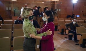 La presidenta de la Comunidad de Madrid, Isabel Díaz Ayuso (d), saluda a la expresidenta regional Esperanza Aguirre (i) al recibir el premio "Sociedad Civil" otorgado por la Fundación Civismo en Madrid, este martes.