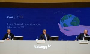 El presidente de Naturgy, Francisco Reynés (c.), durante la junta de accionistas de la energética.