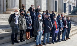 09/03/2021.- Diputados de EH Bildu, ERC, CUP, BNG, Junts, Pdecat, PNV, Compromis, Más País y Unidas Podemos posan en una fotografía junto a varios representantes de agentes sociales que trabajan por el aragonés, el asturiano, el euskera, el gallego y el c