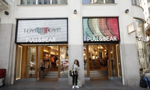 Una joven en la entrada de una de las tiendas de Pull&Bear, una de las marcas de Inditex, en la Gran Vía de Madrid. E.P./Eduardo Parra