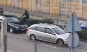 Discuten dos conductores y uno de ellos salta sobre el capó del coche en una calle de Santander