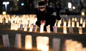 Japoneses encienden linternas de papel en memoria de las víctimas del terremoto y el tsunami que en 2011 devastaron el noreste del país y desataron el accidente nuclear de Fukushima, este miércoles en Tokio (Japón)