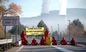 1.- Ocho activistas de Greenpeace se han encadenado a primera hora de este jueves en la carretera de acceso a la central nuclear de Cofrentes (Valencia) con el lema "Cierre Nuclear: No más Fukushimas" para reclamar el cierre definitivo de las instalacione
