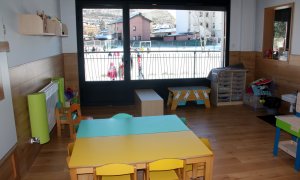 Una aula de la Llar d'infants Els Esquirolets de Llívia (Cerdanya) i on es veuen alumnes del centre i de l'Escola Jaume I al pati. Imatge de l'11 de gener de 2021.