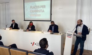 Una imatge de la roda de premsa de presentació de l'acte Places per l'Amnistia.