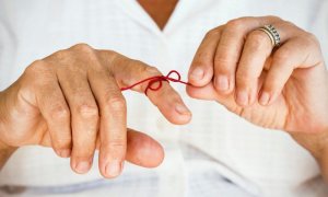 Así es la emocionante idea con la que unas nietas consiguen que su abuela con alzhéimer se acuerde de ellas