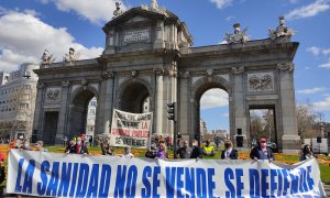 Protesta de la Marea Blanca de este domingo frente a la Puerta de Alcalá de Madrid.