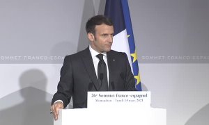 Macron anuncia que paraliza temporalmente la vacunación con AstraZeneca
