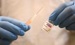 Un sanitario prepara una dosis de la vacuna de Astrazeneca en Londres.