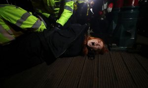 La policía detiene a Patsy Stevenson, el sábado, durante la vigilia en memoria de Sarah Everard en Londres.