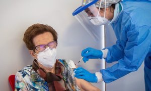 Una mujer se vacuna en el vestíbulo del Palacio de los Deportes de Logroño, La Rioja este lunes donde ha arrancado la campaña de vacunación frente al covid-19 para la población de más edad con los mayores de 95 años, quienes han recibido su primera dosis