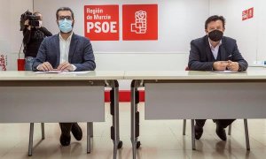 El portavoz del grupo parlamentario de Ciudadanos en el parlamento murciano, Juan José Molina, junto al vicesecretario general del PSOE en Murcia, Francisco Lucas durante la reunión que ha mantenido este martes en Murcia