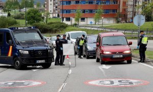 Control de Policía para vigilar las limitaciones que impone el estado de alarma. Foto de archivo.