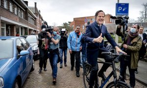 El líder del partido liberal VVD, Mark Rutte, tras ejercer su derecho al voto en un colegio electoral de la Haya.
