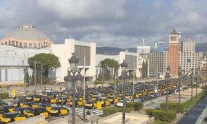 Centenars de taxis en la marxa lenta convocada per Élite Taxi contra el retorn d'Uber a Barcelona.
