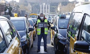 El portavoz de Elite Taxi, Tito Álvarez, posa para los medios de comunicación antes de que los taxistas de Barcelona inicien una marcha lenta por el centro de la ciudad.