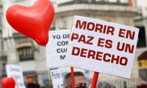18/03/2021.- Miembros de la asociación Derecho a Morir Dignamente se concentran en la Puerta del Sol a favor de la aprobación de la ley de eutanasia este jueves en el Congreso. EFE/ Chema Moya