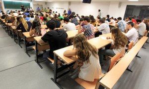 Fotografía de archivo de alumnos durante un examen en un aula de universidad.