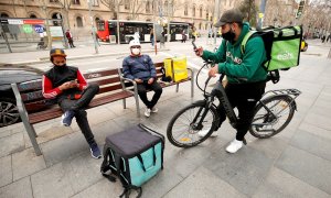 Un grupo de repartidores en Barcelona.