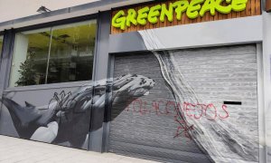 La sede de la oficina española de Greenpeace en Madrid, pintada con insultos, esvásticas y el símbolo falangista. - EFE