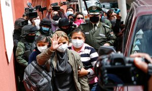 La expresidenta interina de Bolivia, Jeanine Áñez, llega a una cárcel de mujeres, en la Paz. - Reuters