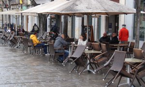 Algunes terrasses de la Rambla de Girona a mig matí amb gent esmorzant i fent el cafè.