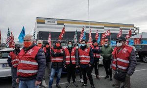 Los trabajadores de Amazon asisten a una huelga frente al centro logístico de Amazon de Brandizzo en Turín, Italia, el 22 de marzo de 2021.