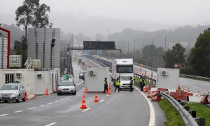 Control policial en la frontera del Puente Internacional Tui-Valença, en Pontevedra, Galicia, a 31 de enero de 2021.