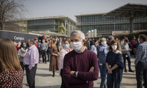 Trabajadores de Abengoa durante la concentración convocada en su sede central en Palmas Altas (Sevilla) para reclamar la continuidad de sus puestos de trabajo. E.P./María José López