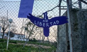 Un cartel con forma de paloma en el que se lee: `Cie´s no libertad´durante una marcha y batukada feminista en el CIE de Aluche, en Madrid (España), a 5 de marzo de 2021.