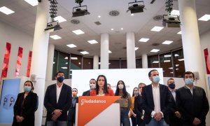 La líder de Cs, Inés Arrimadas, acompanyada de membres de l'executiva del partit liberal, el 15 de març del 2021.