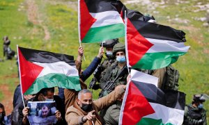 Palestinos protestan contra los asentamientos israelíes