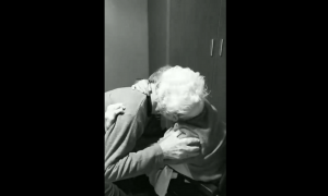 El emotivo reencuentro de una pareja de ancianos tras un ingreso hospitalario