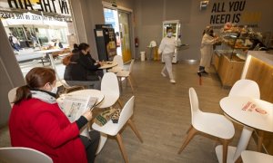 Comensales disfrutan en el interior de un establecimiento durante el primer día de la reapertura del interior de los bares y restaurantes en Pontevedra, Galicia (España), a 8 de marzo de 2021.