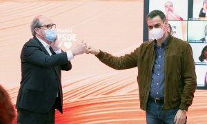 El presidente del Gobierno, Pedro Sánchez (d), choca el puño con el candidato del PSOE a la Comunidad de Madrid, Ángel Gabilondo