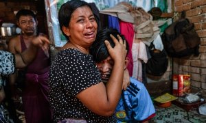 Familiares lloran a un hombre después de que lo mataran a tiros durante las protestas contra el golpe en Myanmar, en Yangon.