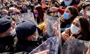 Imagen de la protesta contra el gobierno turco por abandonar el pacto europeo contra la violencia machista.