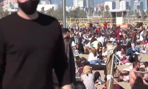 Cóctel perfecto de sol, playa y aglomeraciones sin distancia en la playa de la Barceloneta