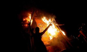 La estatua del general Manuel Baquedano arde durante una protesta contra Piñera el 6 de marzo. EFE/