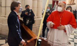 El alcalde de Madrid, José Luis Martínez-Almeida (i) conversa con el arzobispo de Madrid, cardenal Carlos Osoro (d) antes de la eucaristía del Domingo de Ramos y bendición de las palmas oficiada en la Catedral de la Almudena en Madrid este domingo.