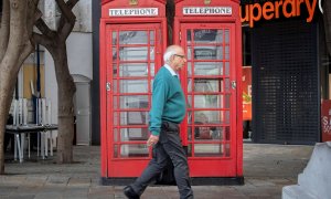 28/03/2021. Un hombre camina sin mascarilla por las calles de Gibraltar. - EFE