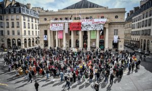 Imagen de una ocupación de un teatro como rechazo a Macron, en Francia.