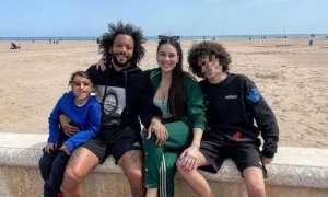 Marcelo, futbolista del Real Madrid, posa con su familia en la playa de València.