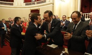 El presidente del PP, Pablo Casado, saluda al senador del PP José Ramón Bauzá durante la reunión del Grupo Popular en el Senado, en noviembre de 2018.