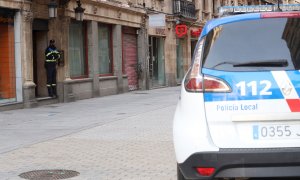 Un agente de la Policía Local de Salamanca vigila a las puertas de un local durante las labores de investigación de una "fiesta clandestina".