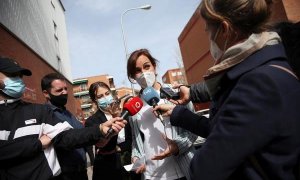 La candidata de Más Madrid a la presidencia de la Comunidad, Mónica García (c) durante su visita por El Barrio de Almendrales en Usera, Madrid este lunes.