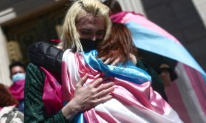 Miembros de colectivos trans se abrazan tras registrar una ley en el Congreso de los Diputados, en Madrid, (España), a 17 de marzo de 2021.