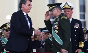 Fotografía cedida por la Agencia Brasil que muestra al presidente Jair Bolsonaro mientras saluda al general del Ejército Eduardo Pujol, el 23 de agosto de 2019, durante una ceremonia en Brasilia (Brasil).