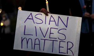 Pancarta con la frase "las vidas de los asiáticos importan" ante la oleada de racismo en EEUU.